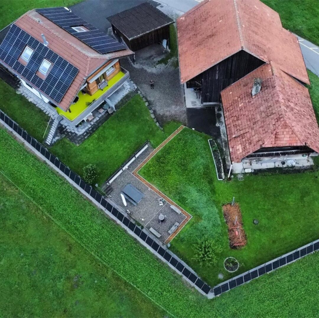 Solarzaun trifft Aufdachanlage